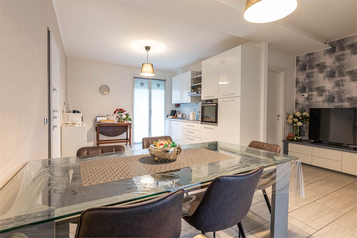 Cantù trilocale moderno con terrazzi e aarredo compreso