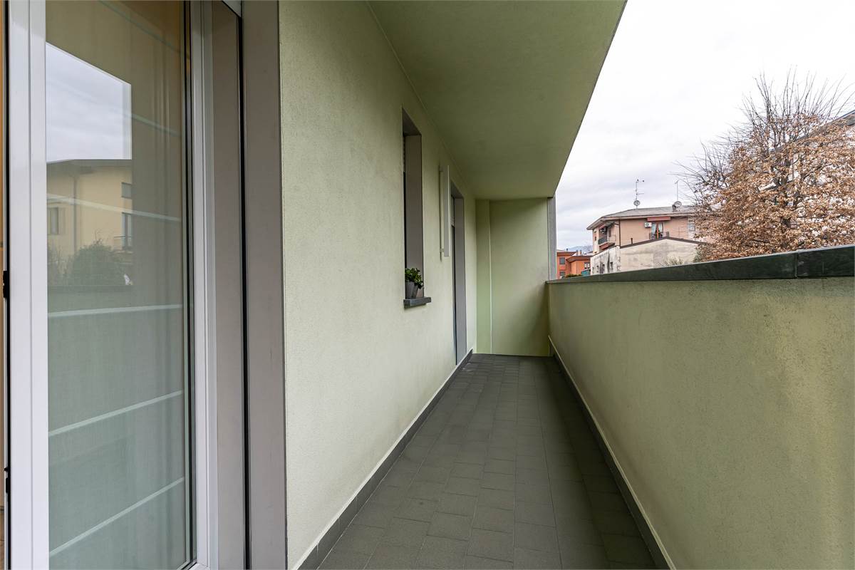 Cantù trilocale moderno con terrazzi e aarredo compreso