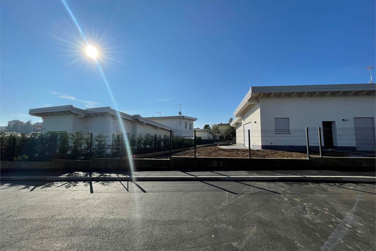 Cantù ULTIMA VILLA DI TESTA IN COSTRUZIONE