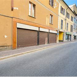 CANTU' PIANELLA NEGOZIO/UFFICIO CON TRE VETRINE 
