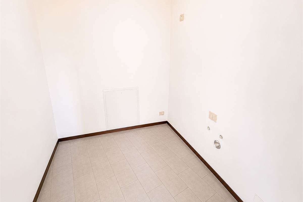 CANTU' CENTRO AMPIO UFFICIO /APPARTAMENTO