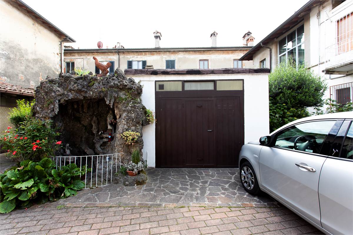 Cremnago di Inverigo porzione in corte con abitazione negozio e ripostiglio