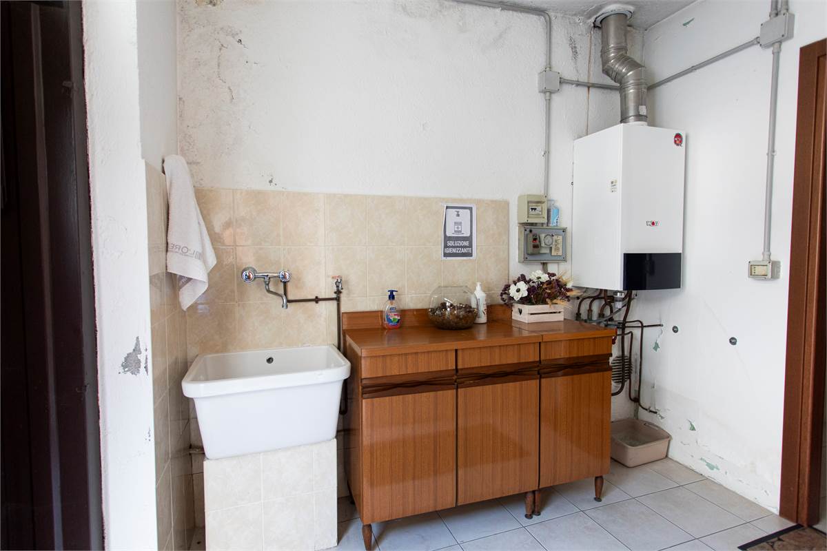 Cremnago di Inverigo porzione in corte con abitazione negozio e ripostiglio