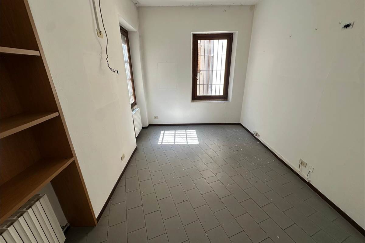 CANTU' CENTRO AMPIO UFFICIO /APPARTAMENTO