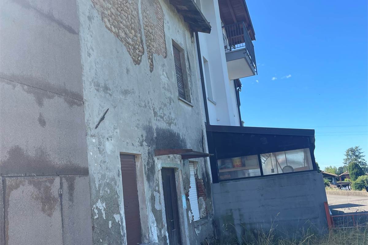 CANTU' RUSTICO CON AMPIO TERRENO PANORAMICO