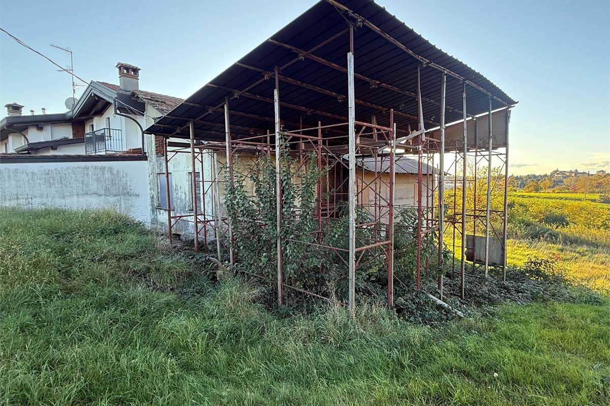 CANTU' RUSTICO CON AMPIO TERRENO PANORAMICO