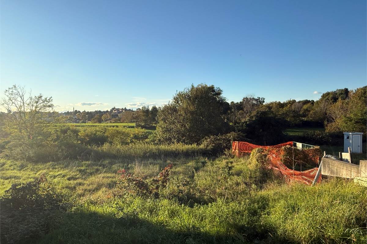 CANTU' RUSTICO CON AMPIO TERRENO PANORAMICO