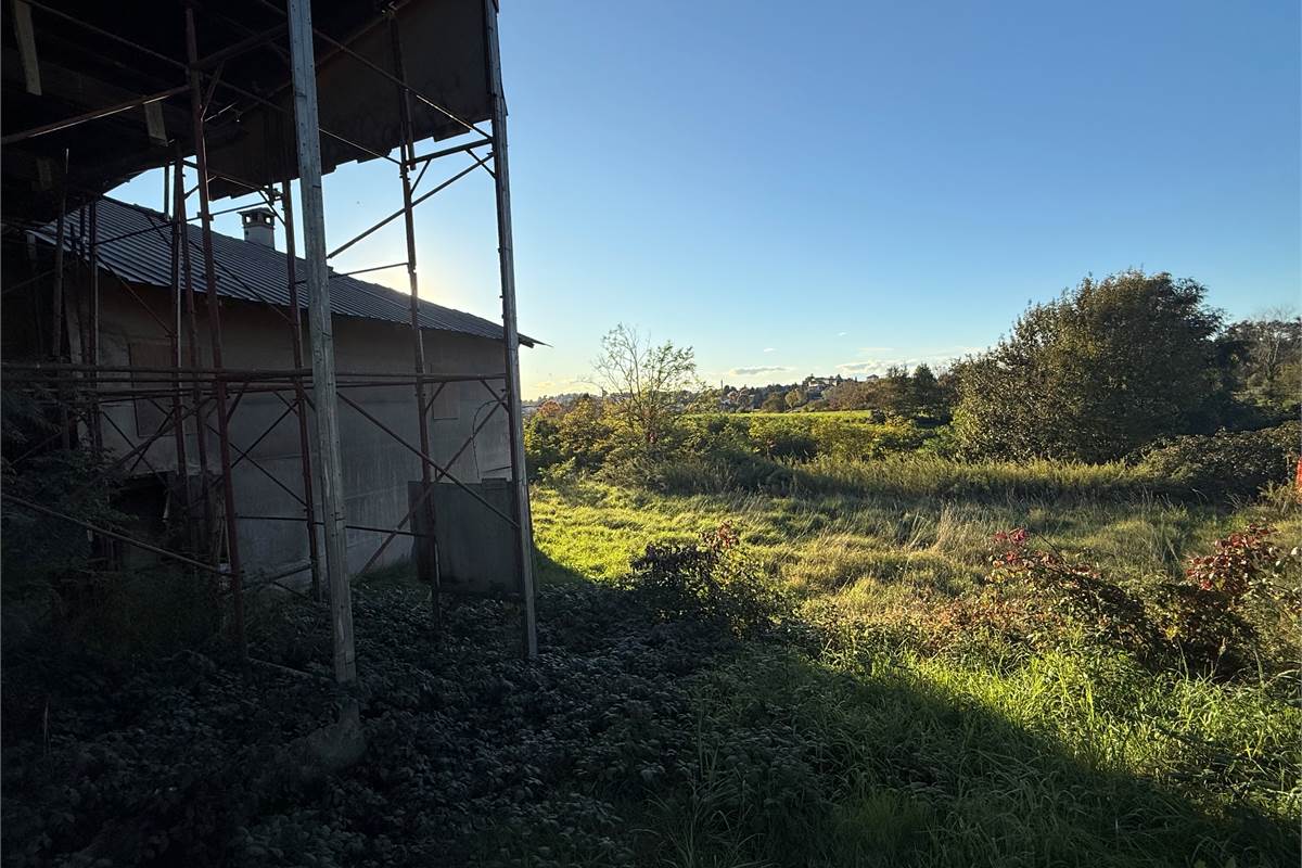 CANTU' RUSTICO CON AMPIO TERRENO PANORAMICO