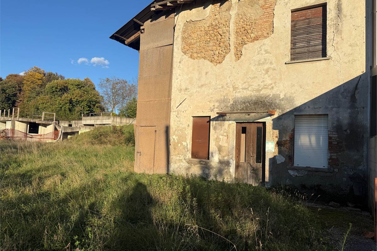 CANTU' RUSTICO CON AMPIO TERRENO PANORAMICO
