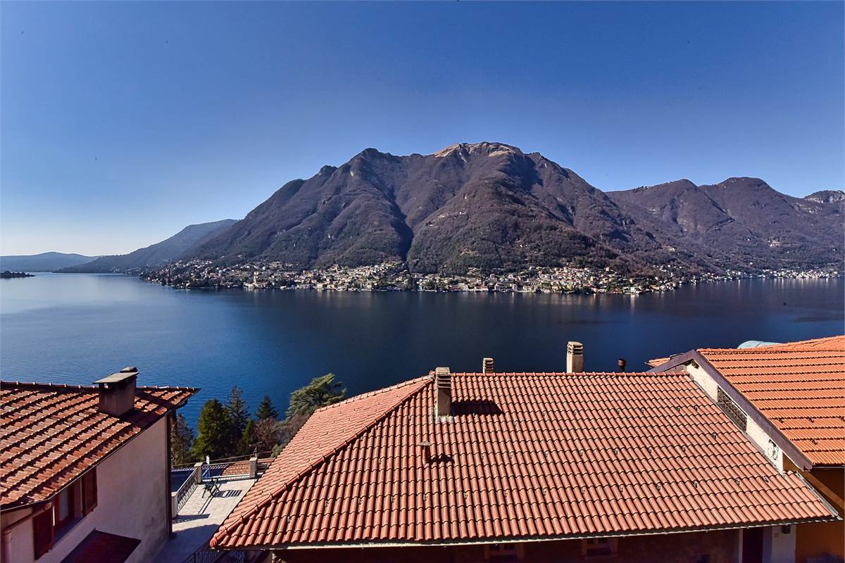 POGNANA LARIO - AFFASCINANTE PORZIONE DI CASA CON VISTA LAGO TERRAZZI E DEPANDANCE