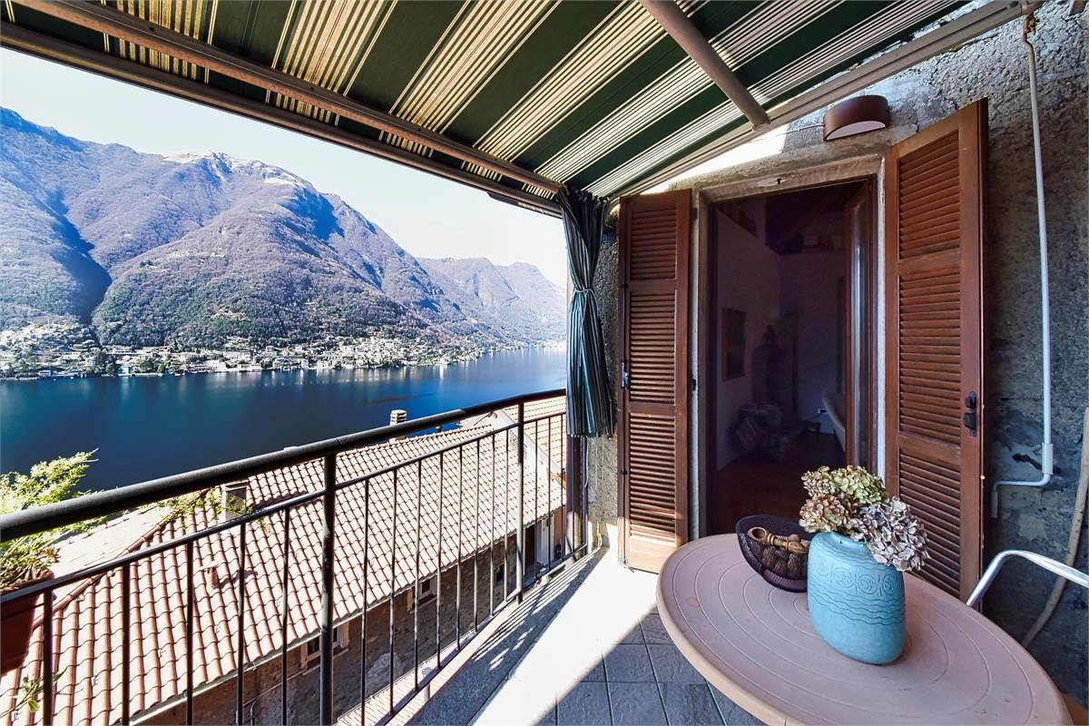 POGNANA LARIO - AFFASCINANTE PORZIONE DI CASA CON VISTA LAGO TERRAZZI E DEPANDANCE