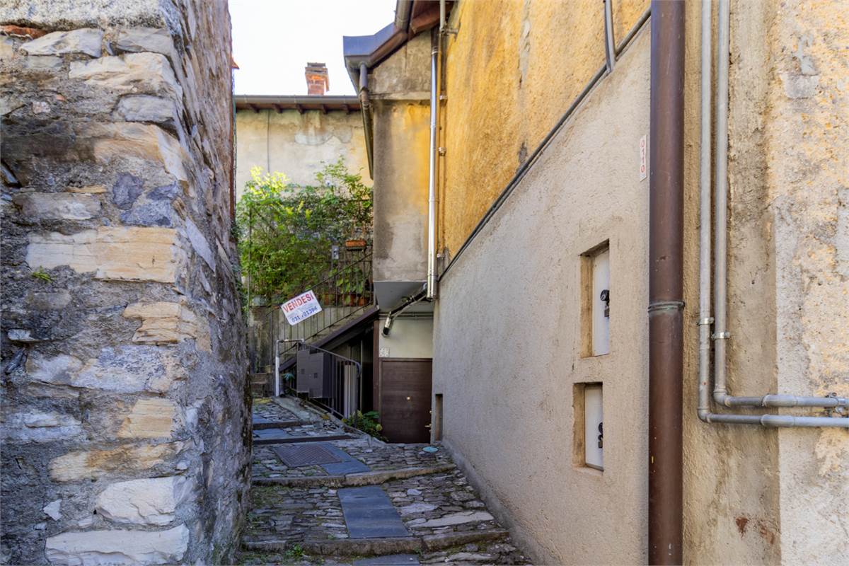 POGNANA LARIO - AFFASCINANTE PORZIONE DI CASA CON VISTA LAGO TERRAZZI E DEPANDANCE