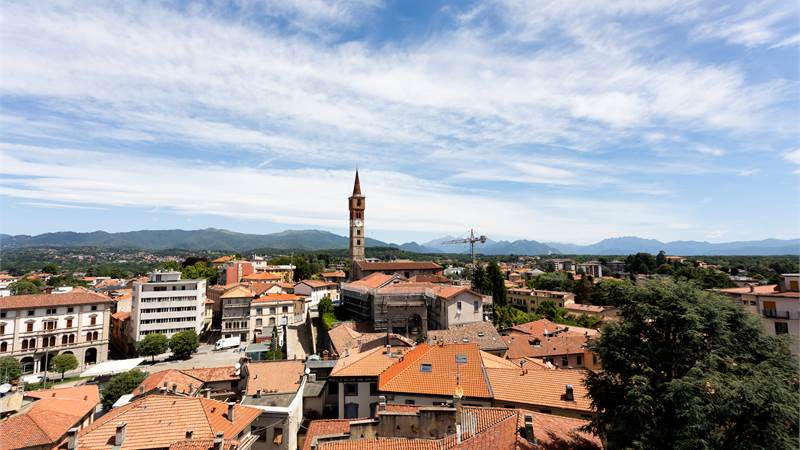ATTICO DI PRESTIGIO CON TERRAZZA PANORAMICA DI 200 MQ NEL CENTRO DI CANTÙ