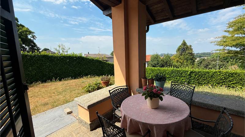 CANTÙ – VILLA BIFAMILIARE CON GIARDINO PRIVATO E BOX TRIPLO