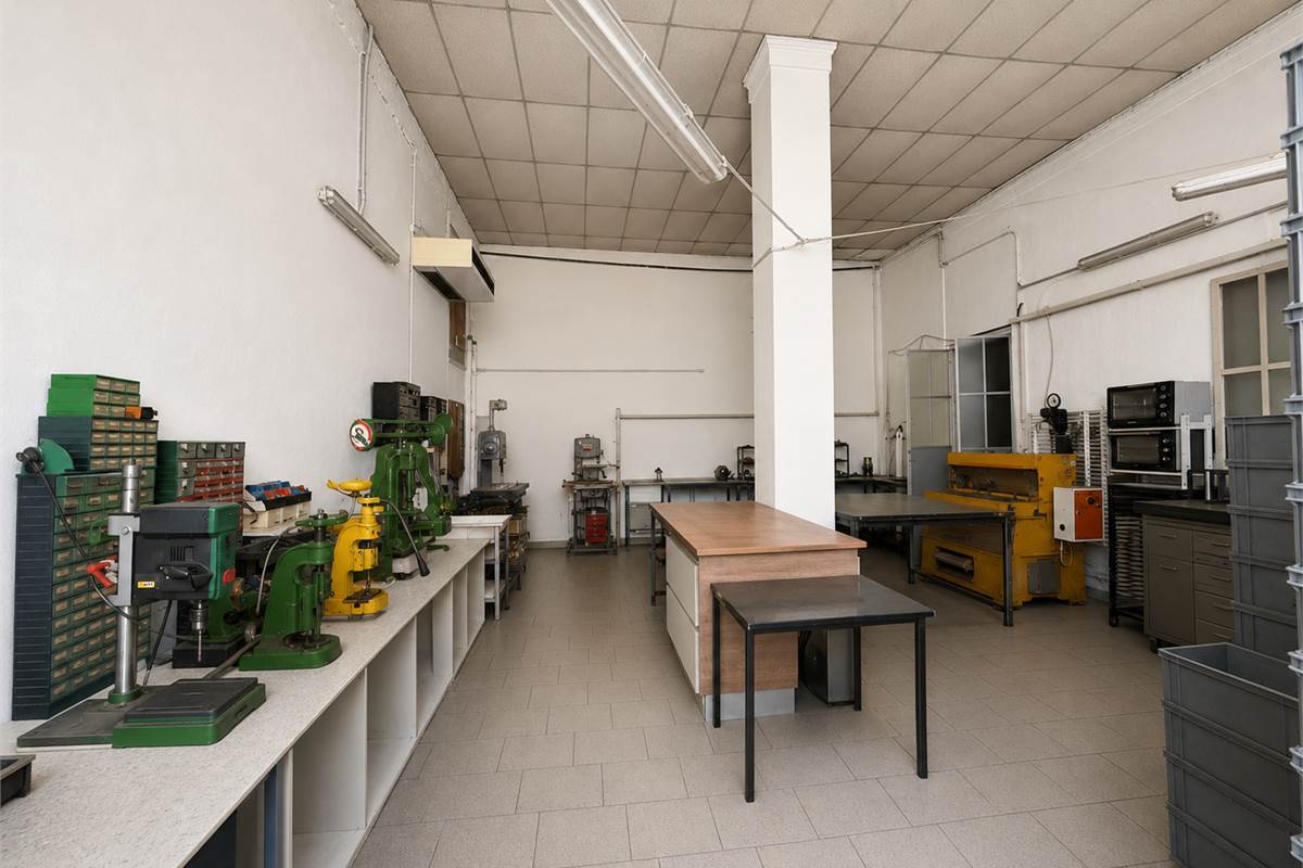 Fenegrò Capannone di media dimensione
