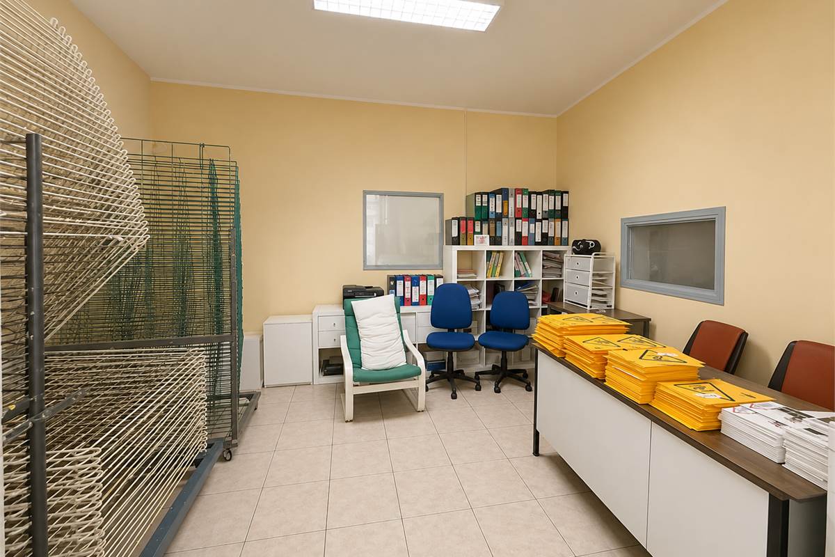 Fenegrò Capannone di media dimensione