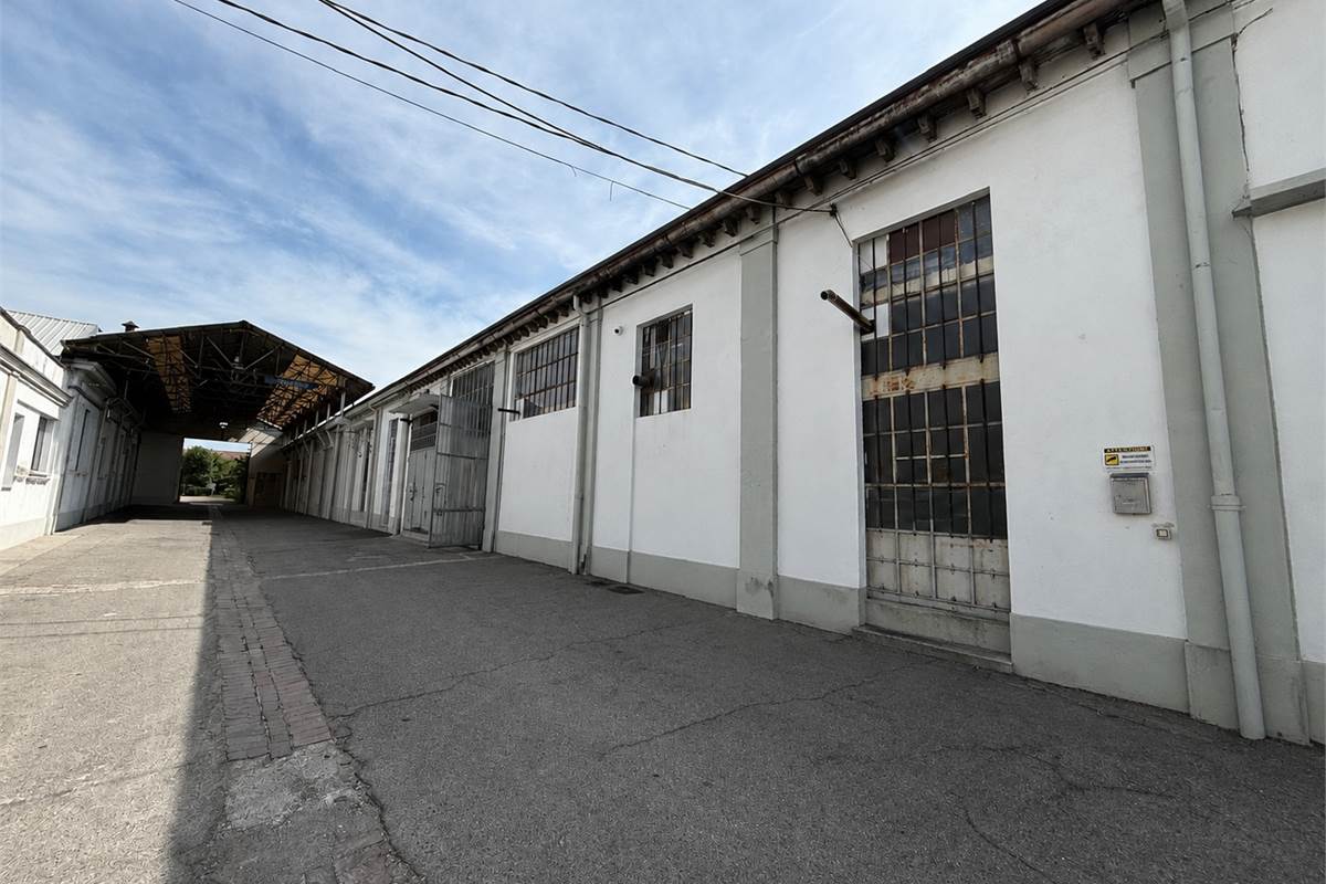 Fenegrò Capannone di media dimensione