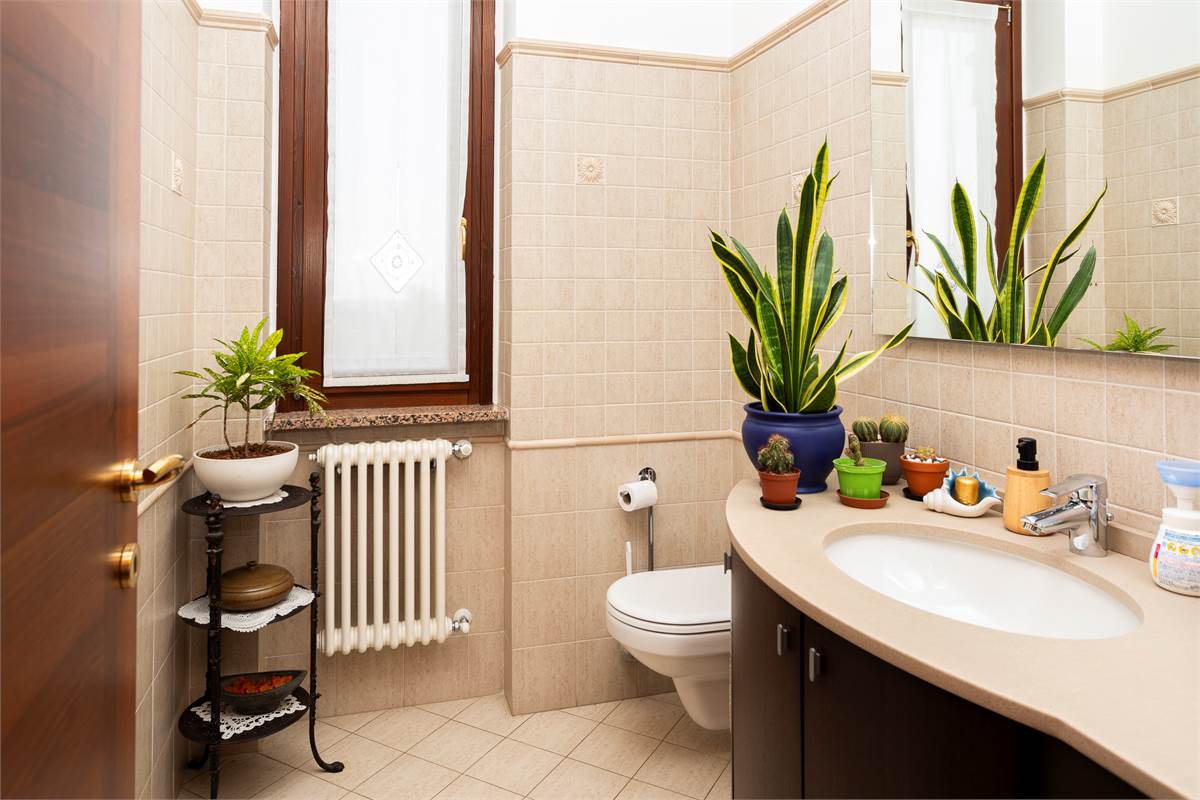 CAPIAGO INTIMIANO: VILLA INDIPENDENTE CON GIARDINO, PORTICO E BOX DOPPIO