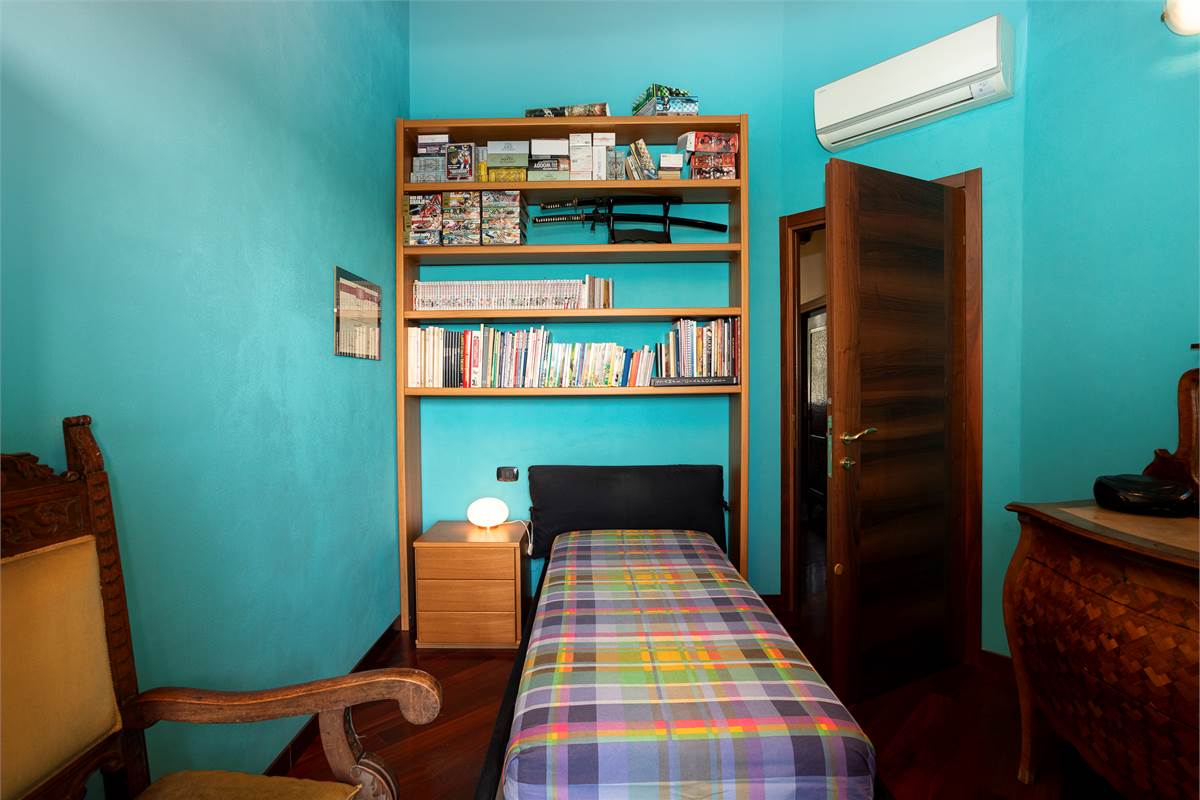 CAPIAGO INTIMIANO: VILLA INDIPENDENTE CON GIARDINO, PORTICO E BOX DOPPIO