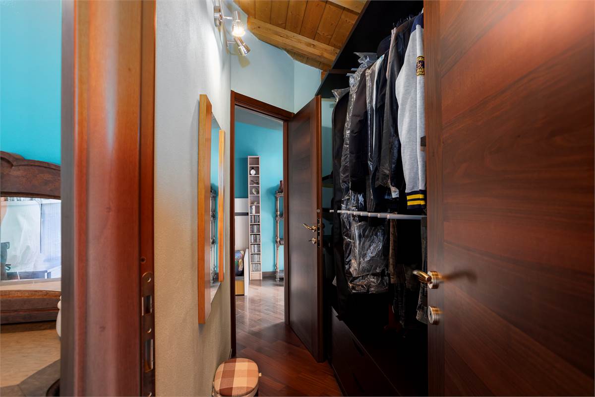 CAPIAGO INTIMIANO: VILLA INDIPENDENTE CON GIARDINO, PORTICO E BOX DOPPIO