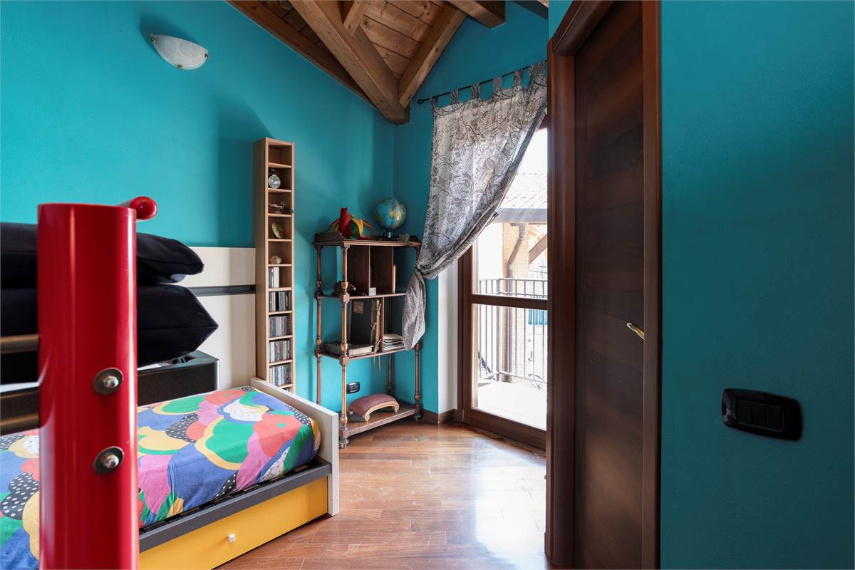 CAPIAGO INTIMIANO: VILLA INDIPENDENTE CON GIARDINO, PORTICO E BOX DOPPIO