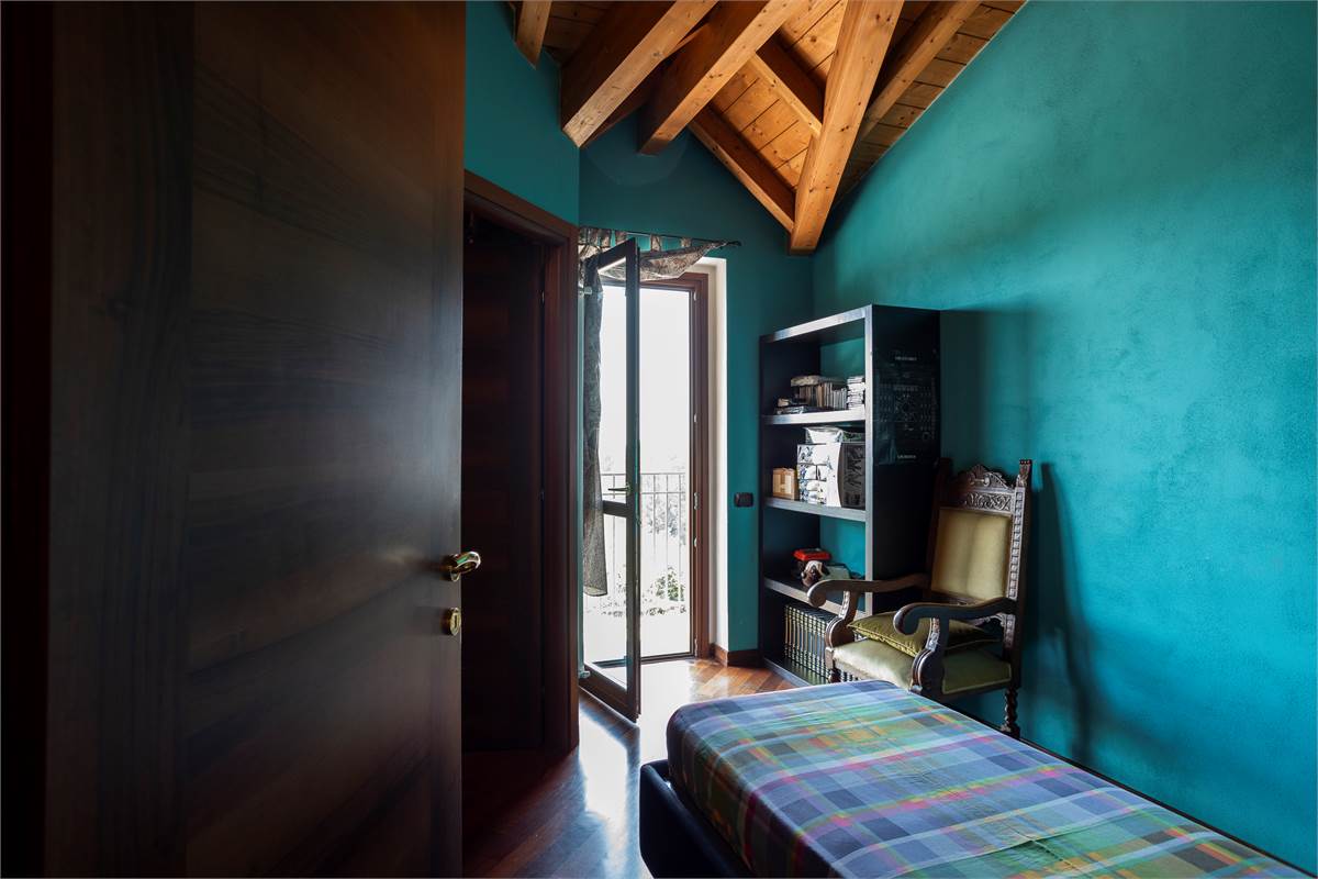 CAPIAGO INTIMIANO: VILLA INDIPENDENTE CON GIARDINO, PORTICO E BOX DOPPIO