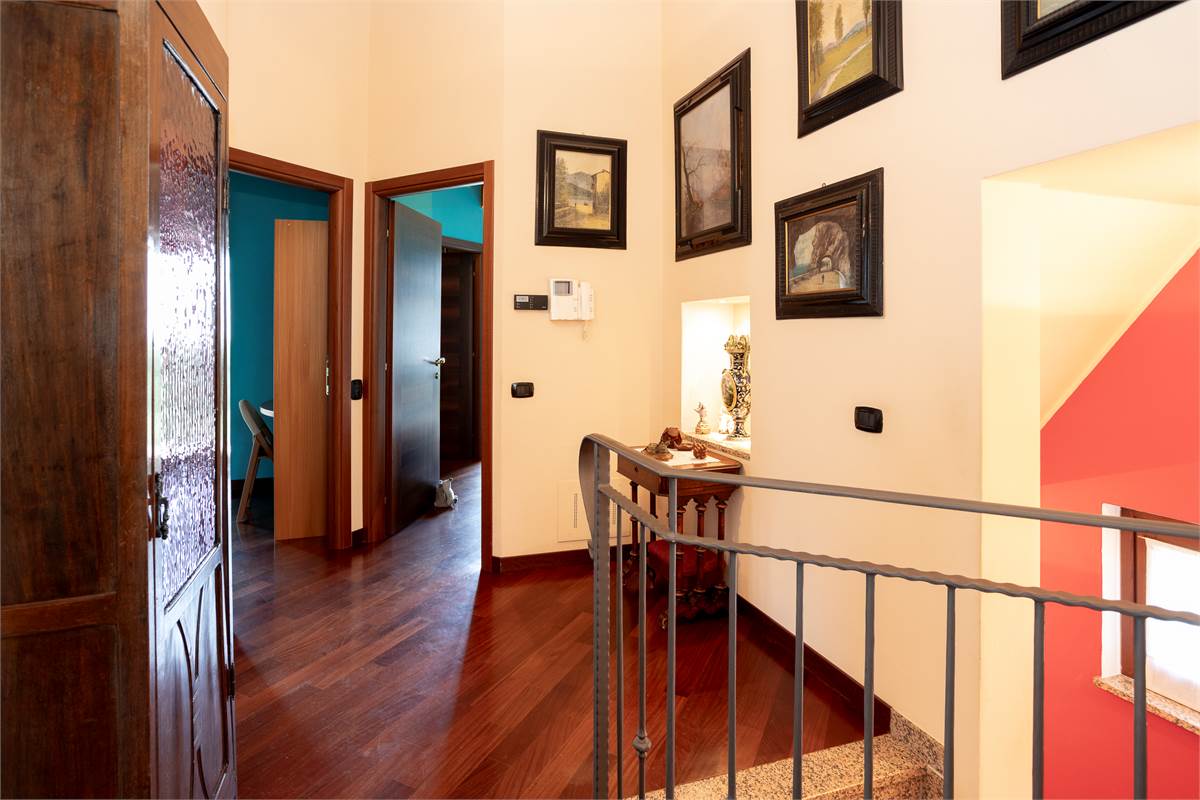 CAPIAGO INTIMIANO: VILLA INDIPENDENTE CON GIARDINO, PORTICO E BOX DOPPIO