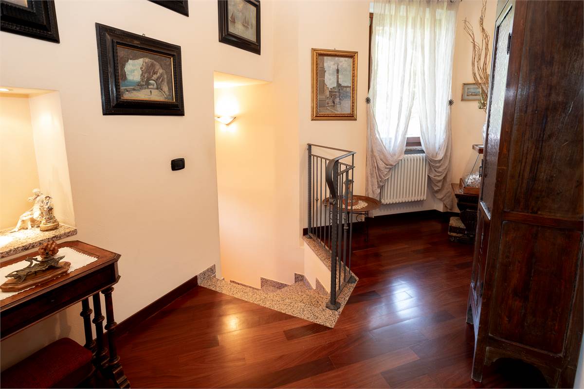 CAPIAGO INTIMIANO: VILLA INDIPENDENTE CON GIARDINO, PORTICO E BOX DOPPIO