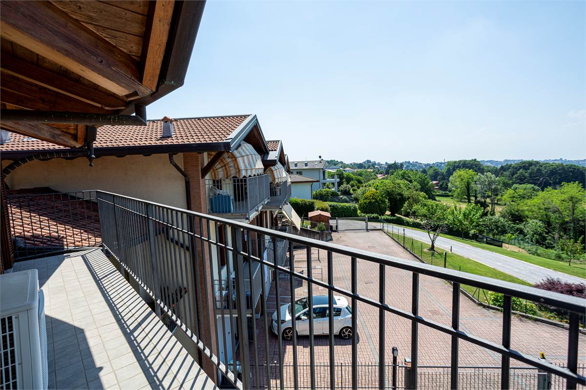 CAPIAGO INTIMIANO: VILLA INDIPENDENTE CON GIARDINO, PORTICO E BOX DOPPIO