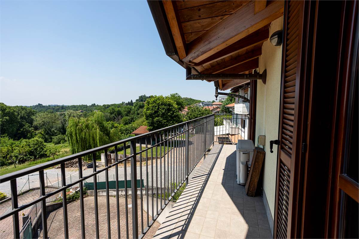 CAPIAGO INTIMIANO: VILLA INDIPENDENTE CON GIARDINO, PORTICO E BOX DOPPIO