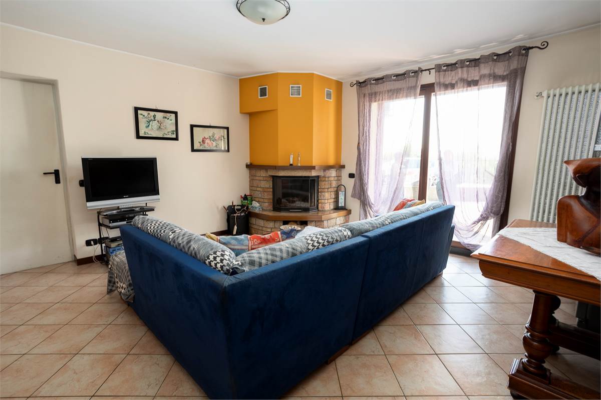 CAPIAGO INTIMIANO: VILLA INDIPENDENTE CON GIARDINO, PORTICO E BOX DOPPIO