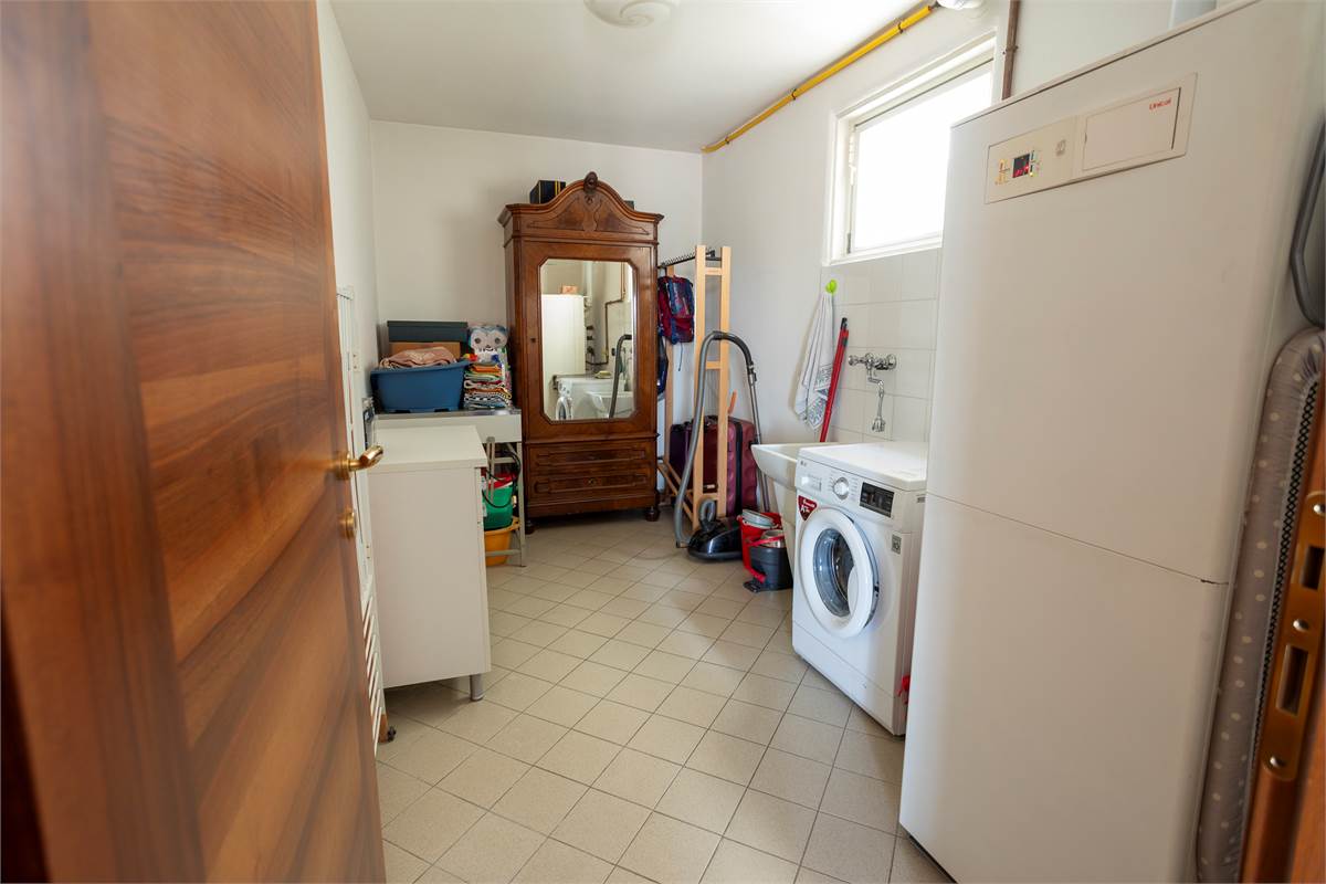 CAPIAGO INTIMIANO: VILLA INDIPENDENTE CON GIARDINO, PORTICO E BOX DOPPIO