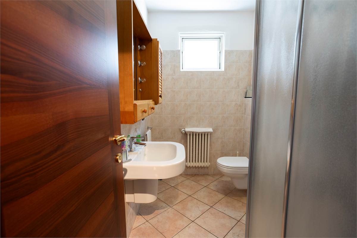 CAPIAGO INTIMIANO: VILLA INDIPENDENTE CON GIARDINO, PORTICO E BOX DOPPIO