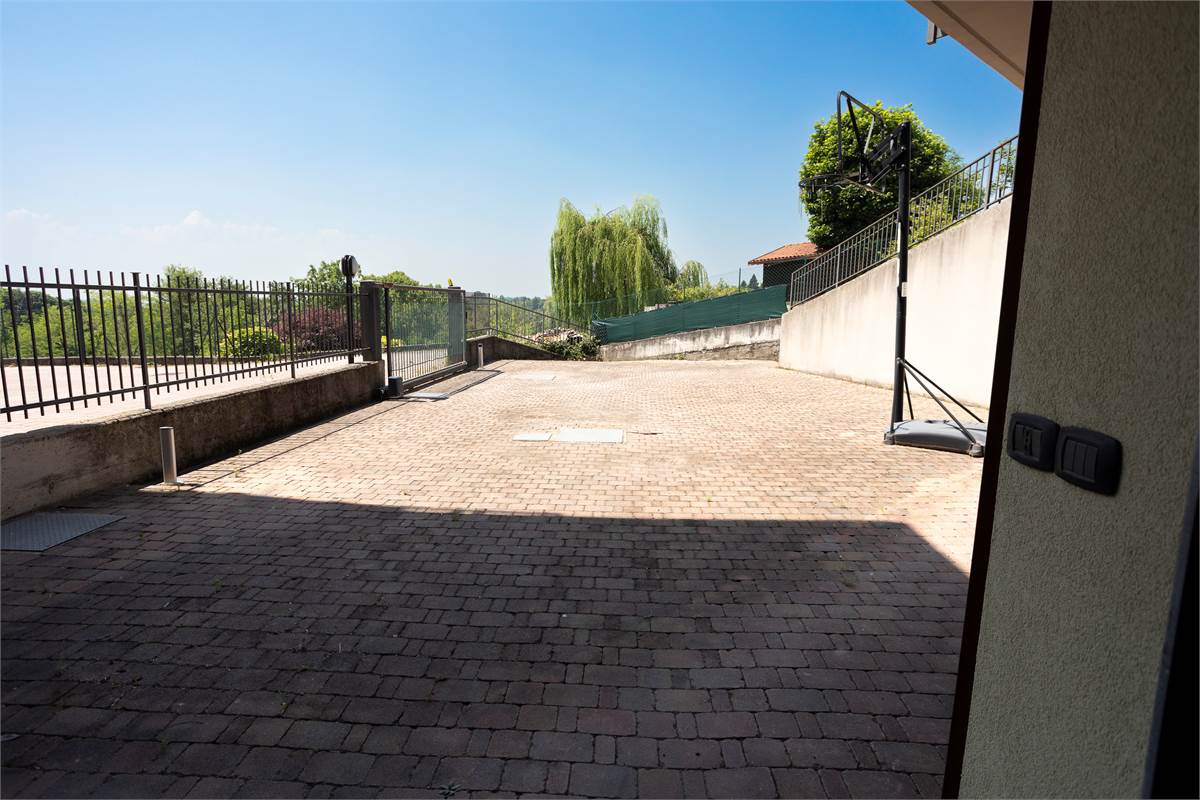 CAPIAGO INTIMIANO: VILLA INDIPENDENTE CON GIARDINO, PORTICO E BOX DOPPIO