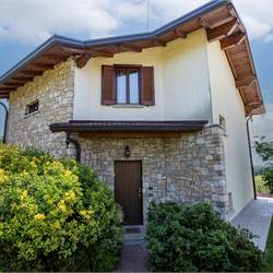 CAPIAGO INTIMIANO: VILLA INDIPENDENTE CON GIARDINO, PORTICO E BOX DOPPIO