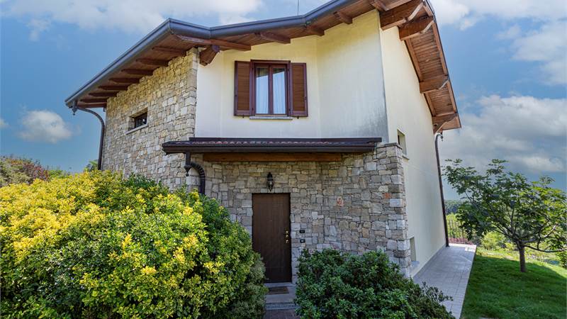 CAPIAGO INTIMIANO: VILLA INDIPENDENTE CON GIARDINO, PORTICO E BOX DOPPIO
