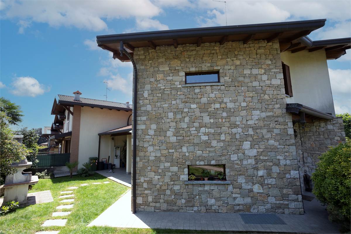 CAPIAGO INTIMIANO: VILLA INDIPENDENTE CON GIARDINO, PORTICO E BOX DOPPIO