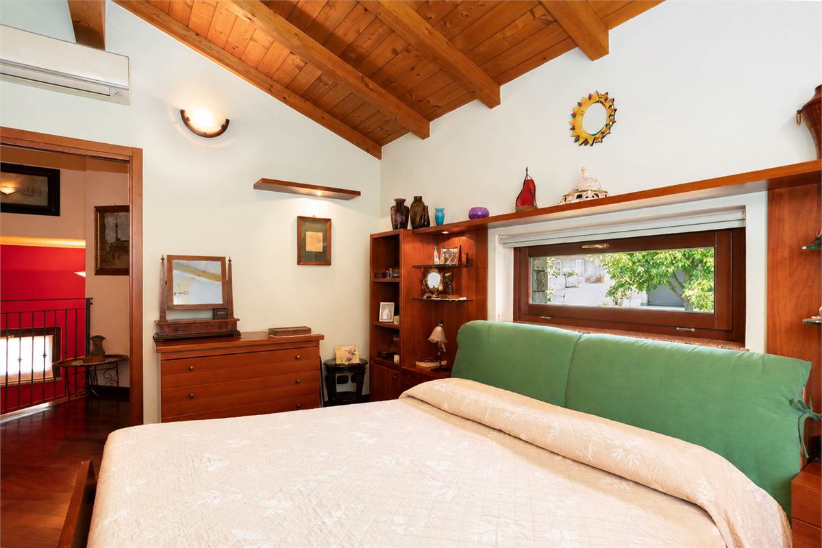 CAPIAGO INTIMIANO: VILLA INDIPENDENTE CON GIARDINO, PORTICO E BOX DOPPIO