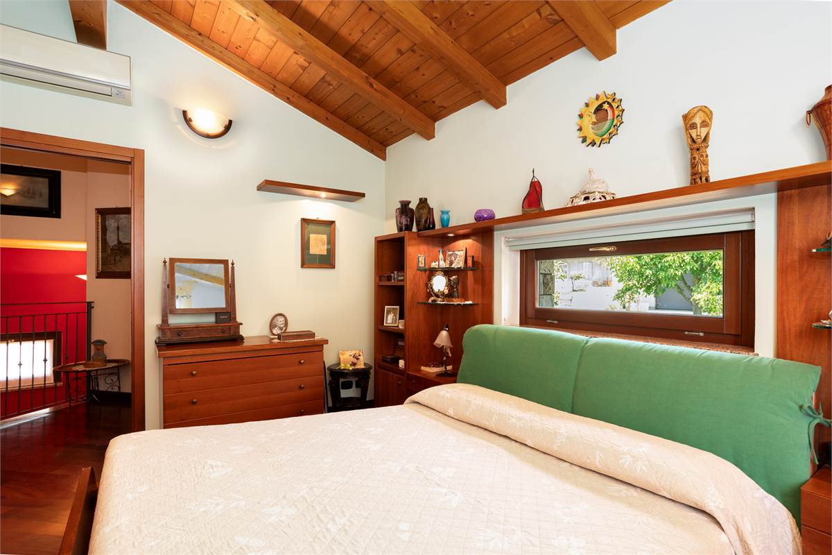 CAPIAGO INTIMIANO: VILLA INDIPENDENTE CON GIARDINO, PORTICO E BOX DOPPIO