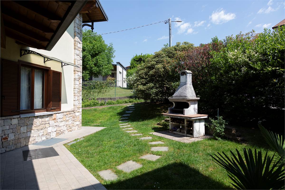 CAPIAGO INTIMIANO: VILLA INDIPENDENTE CON GIARDINO, PORTICO E BOX DOPPIO