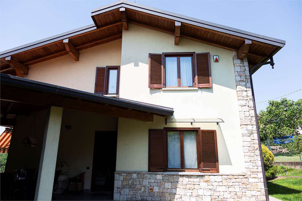 CAPIAGO INTIMIANO: VILLA INDIPENDENTE CON GIARDINO, PORTICO E BOX DOPPIO