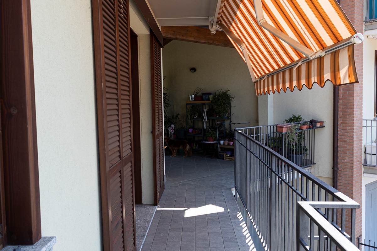 CAPIAGO INTIMIANO: VILLA INDIPENDENTE CON GIARDINO, PORTICO E BOX DOPPIO