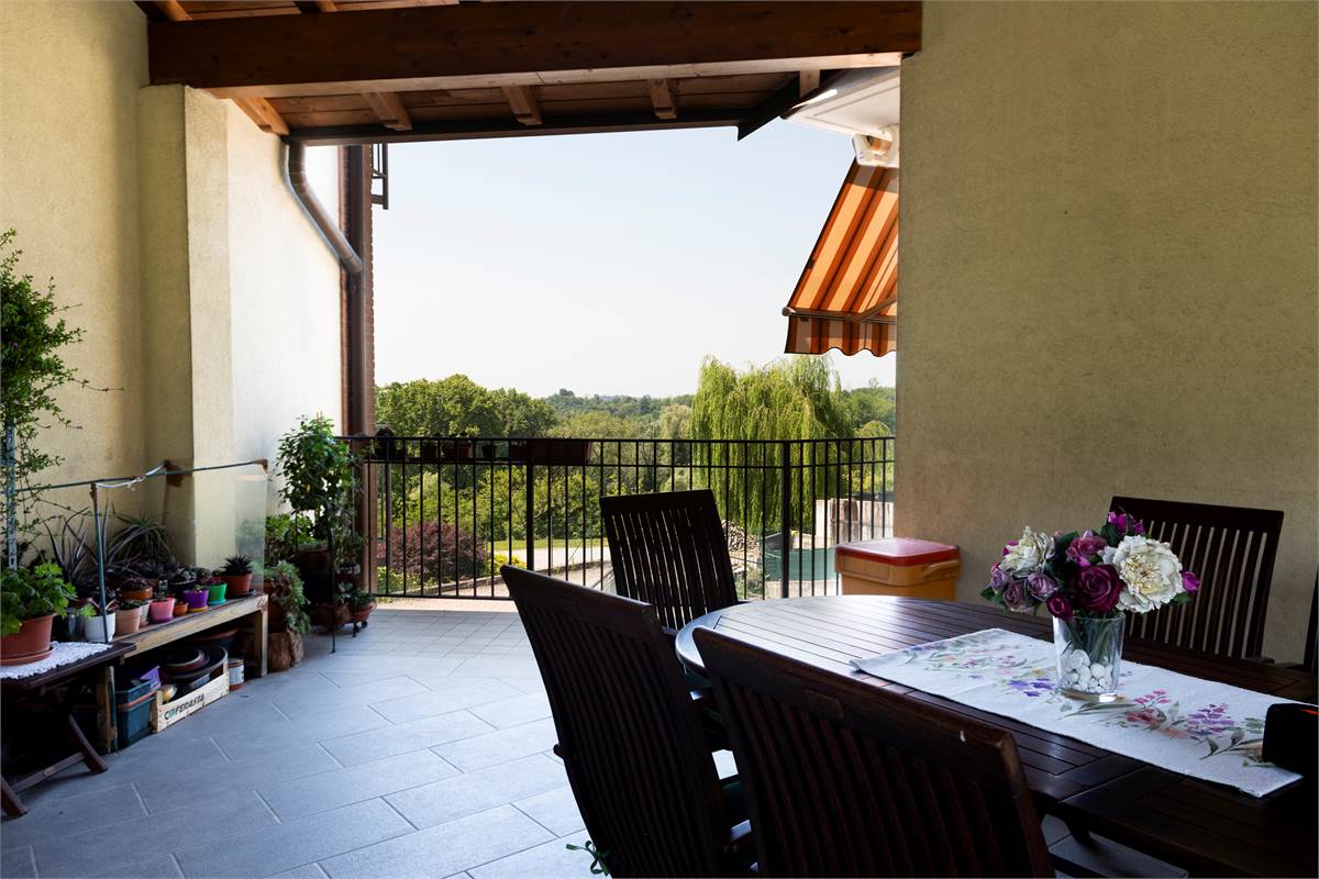 CAPIAGO INTIMIANO: VILLA INDIPENDENTE CON GIARDINO, PORTICO E BOX DOPPIO