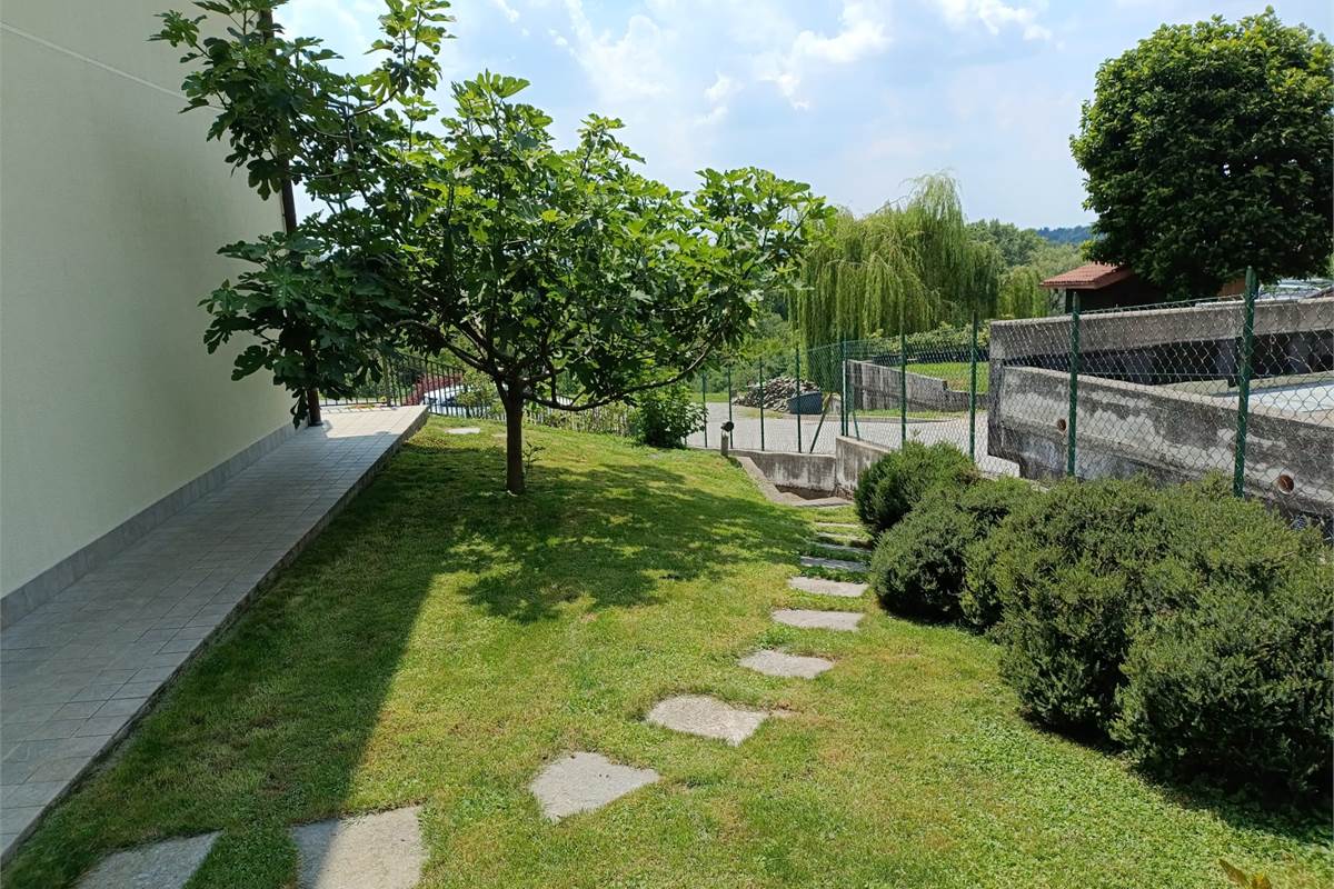 CAPIAGO INTIMIANO: VILLA INDIPENDENTE CON GIARDINO, PORTICO E BOX DOPPIO