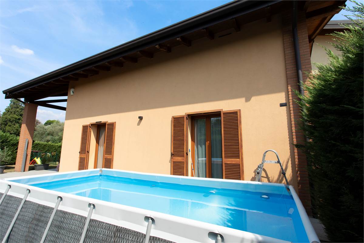 ALSERIO: VILLA DI TESTA CON AMPIO GIARDINO, PORTICO E BOX DOPPIO