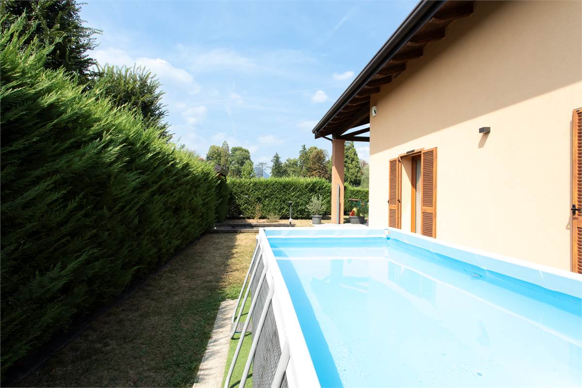 ALSERIO: VILLA DI TESTA CON AMPIO GIARDINO, PORTICO E BOX DOPPIO