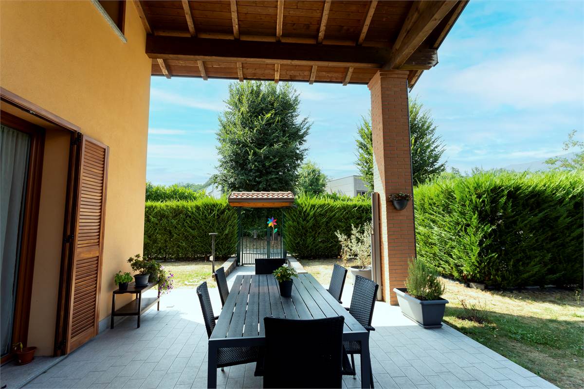 ALSERIO: VILLA DI TESTA CON AMPIO GIARDINO, PORTICO E BOX DOPPIO
