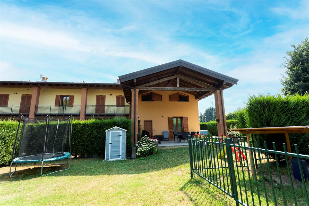 ALSERIO: VILLA DI TESTA CON AMPIO GIARDINO, PORTICO E BOX DOPPIO