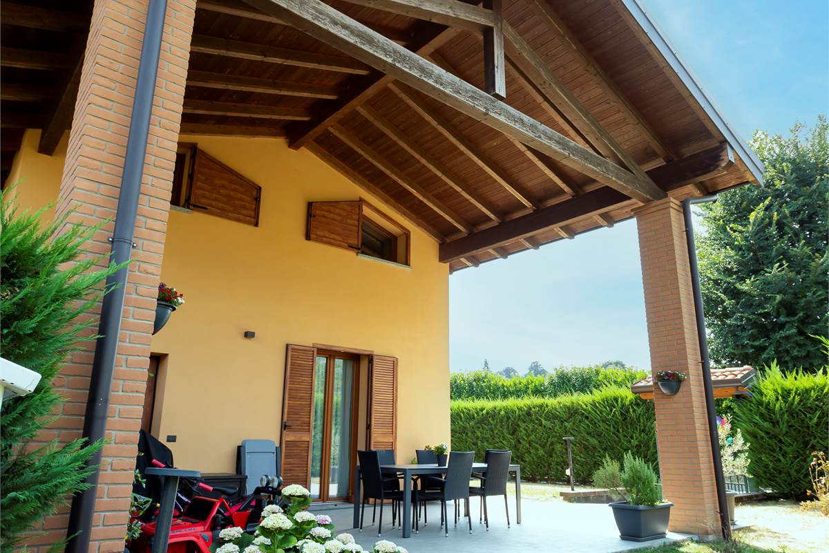 ALSERIO: VILLA DI TESTA CON AMPIO GIARDINO, PORTICO E BOX DOPPIO
