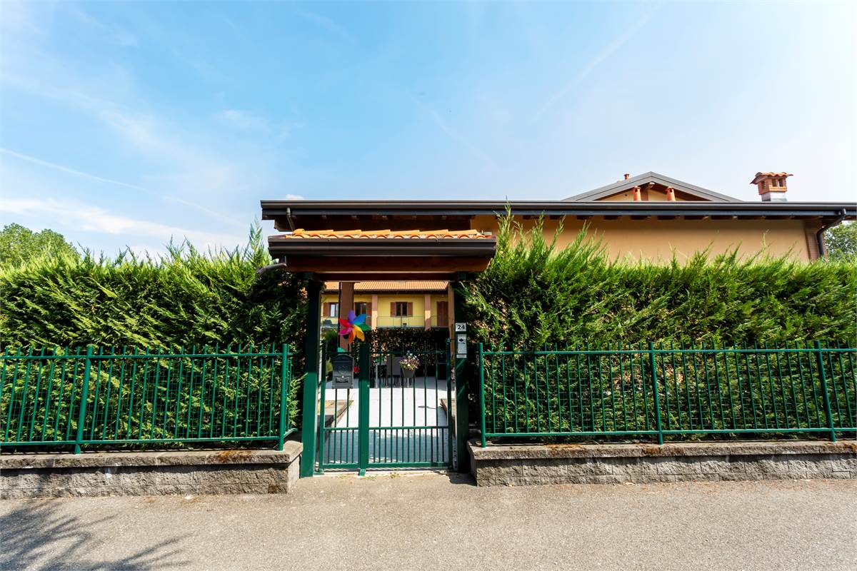 ALSERIO: VILLA DI TESTA CON AMPIO GIARDINO, PORTICO E BOX DOPPIO